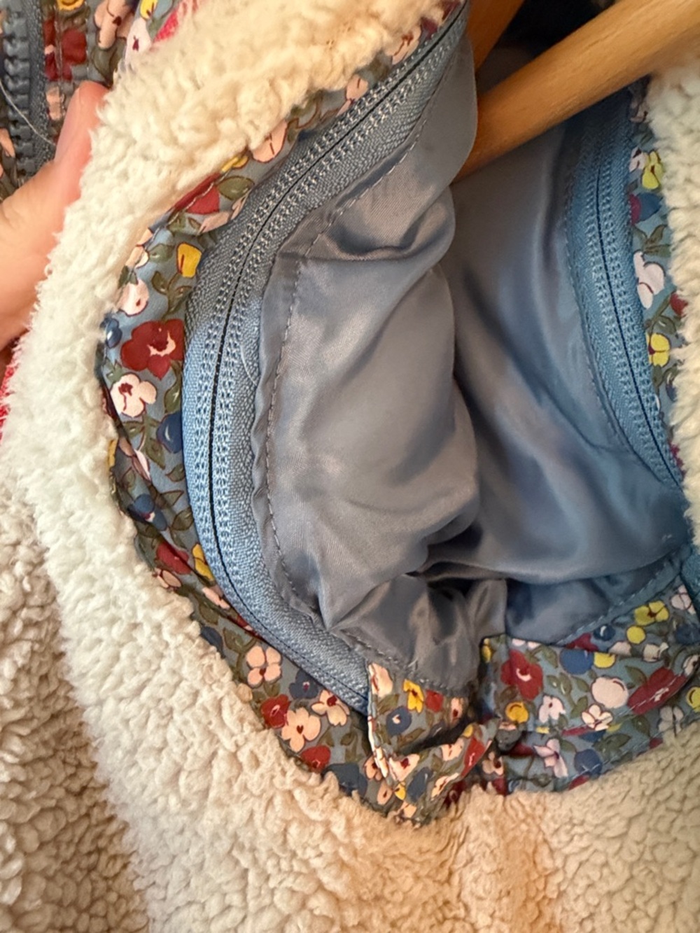 Mini Boden Kids Floral 3-1 Puffer Jacket in Blue Floral Size 4-5 - Picture 6 of 6